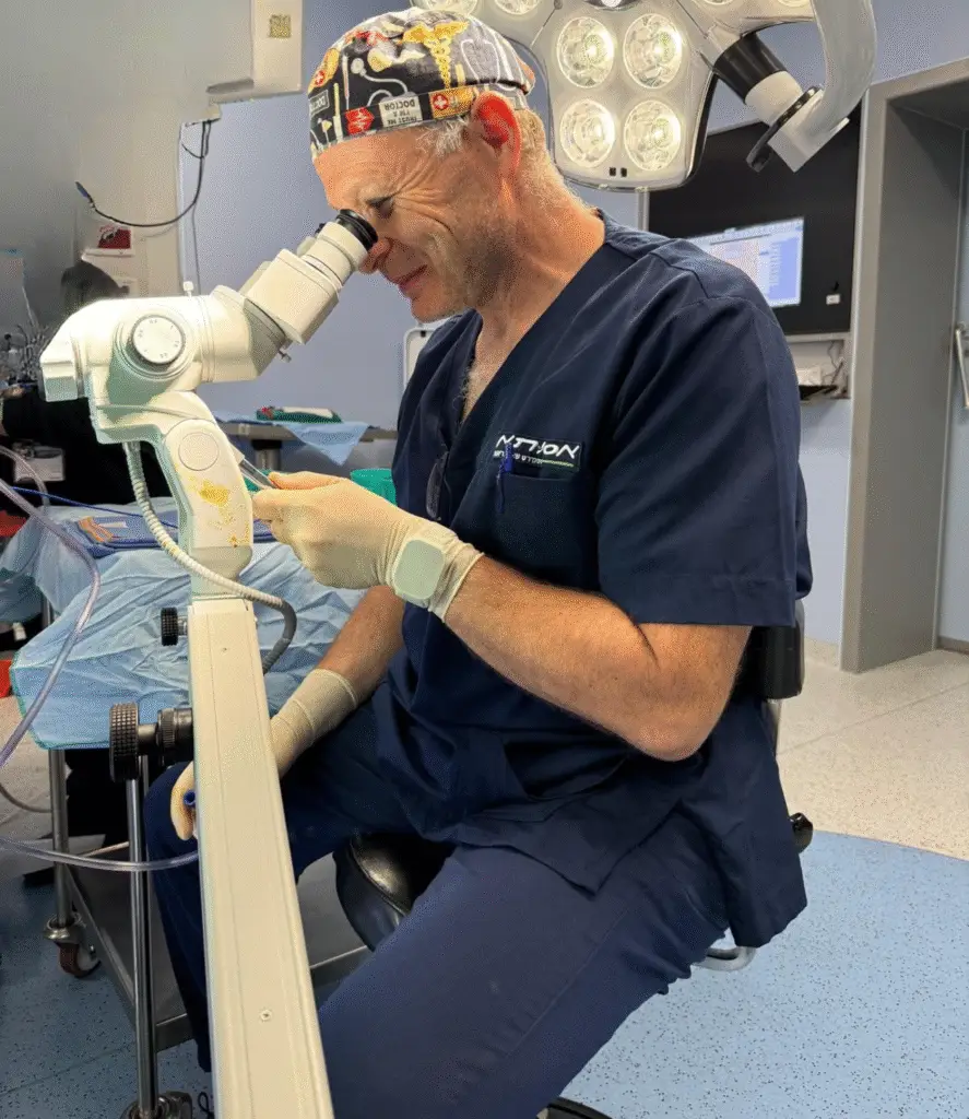 ד"ר אלכס רבינוביץ מבצע בדיקת קולפוסקופיה