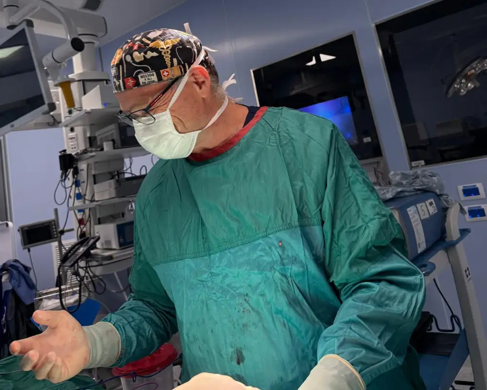 ד"ר רבינוביץ מבצע ניתוח קוניזציה